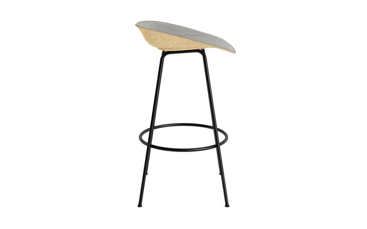 Mat Barstuhl 75 cm Frontpolster Hanffasern schwarzes Stahl in Remix 133 präsentiert im Onlineshop von KAQTU Design AG. Barstuhl ist von Normann Copenhagen