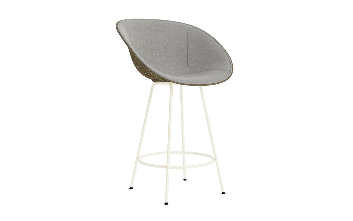 Mat Barstuhl mit Armlehne 65 cm Frontpolster Seegras creme Stahl in Remix 133 präsentiert im Onlineshop von KAQTU Design AG. Barstuhl ist von Normann Copenhagen