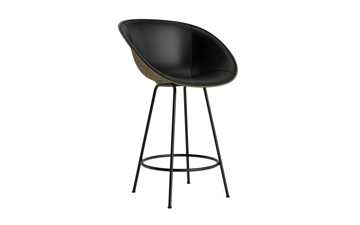 Mat Barstuhl mit Armlehne 65 cm Frontpolster Seegras schwartz Stahl in Ultra 41599 präsentiert im Onlineshop von KAQTU Design AG. Barstuhl ist von Normann Copenhagen