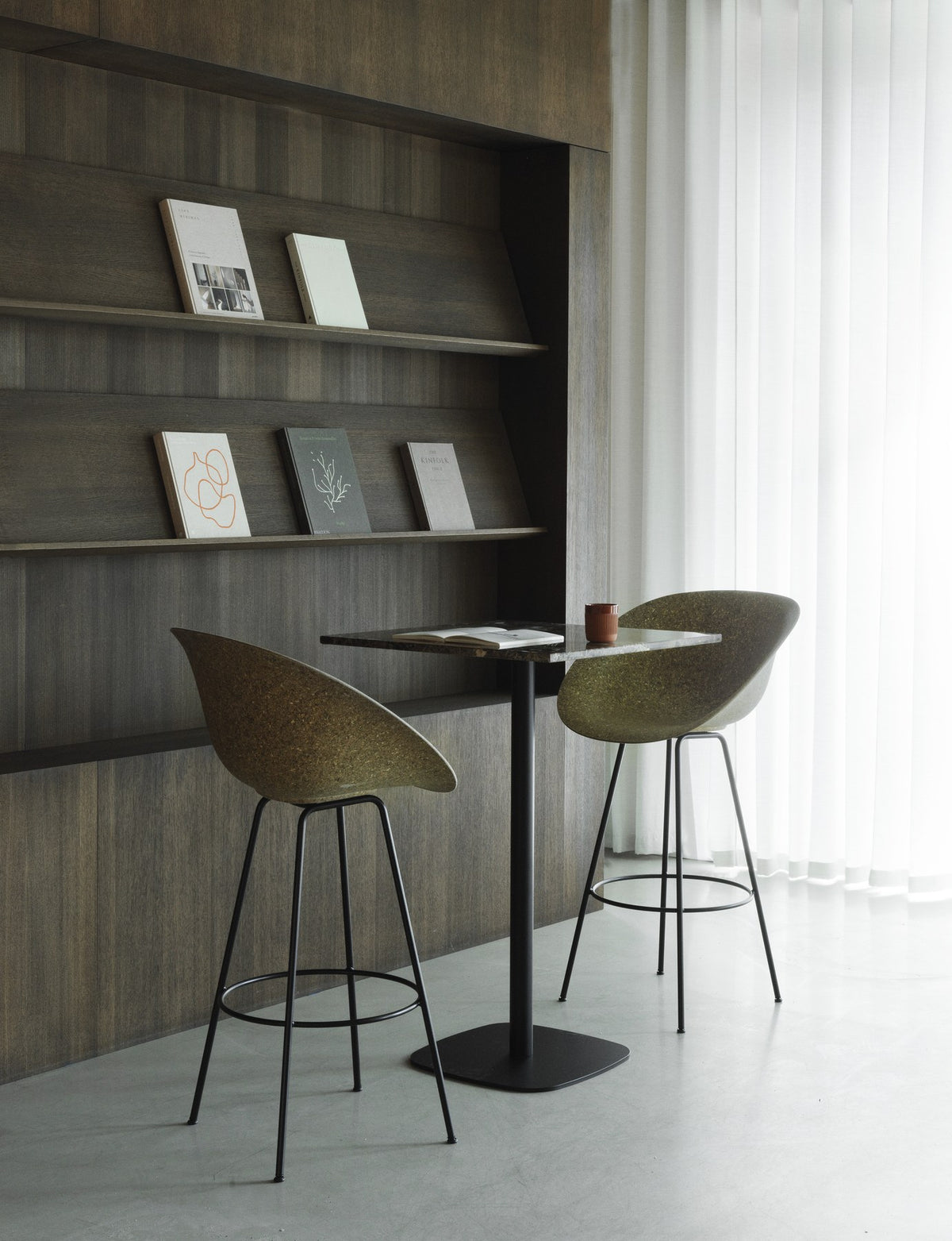 Barstuhl Mat von Normann Copenhagen mit beiger Sitzschale aus Hanffasern, Armlehnen und Gestell aus lackiertem Stahl, Sitzhöhe 75 cm.