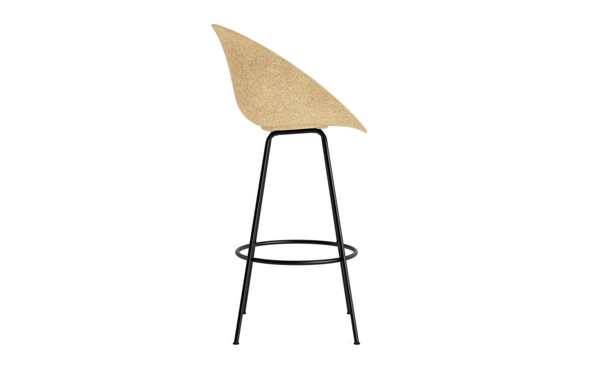 Mat Barstuhl mit Armlehne 75 cm Frontpolster Hanffasern schwarzes Stahl in Hallingdal 110 präsentiert im Onlineshop von KAQTU Design AG. Barstuhl ist von Normann Copenhagen