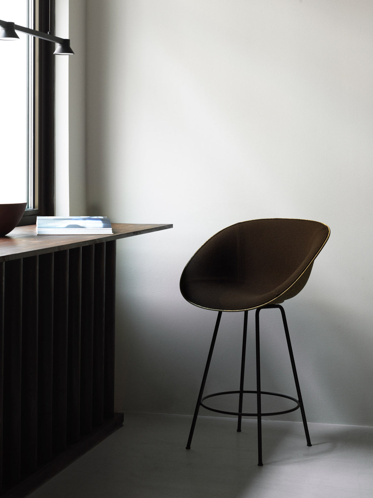 Mat Barstuhl mit Armlehne 75 cm Frontpolster Seegras schwartz Stahl in Ultra 41599 präsentiert im Onlineshop von KAQTU Design AG. Barstuhl ist von Normann Copenhagen