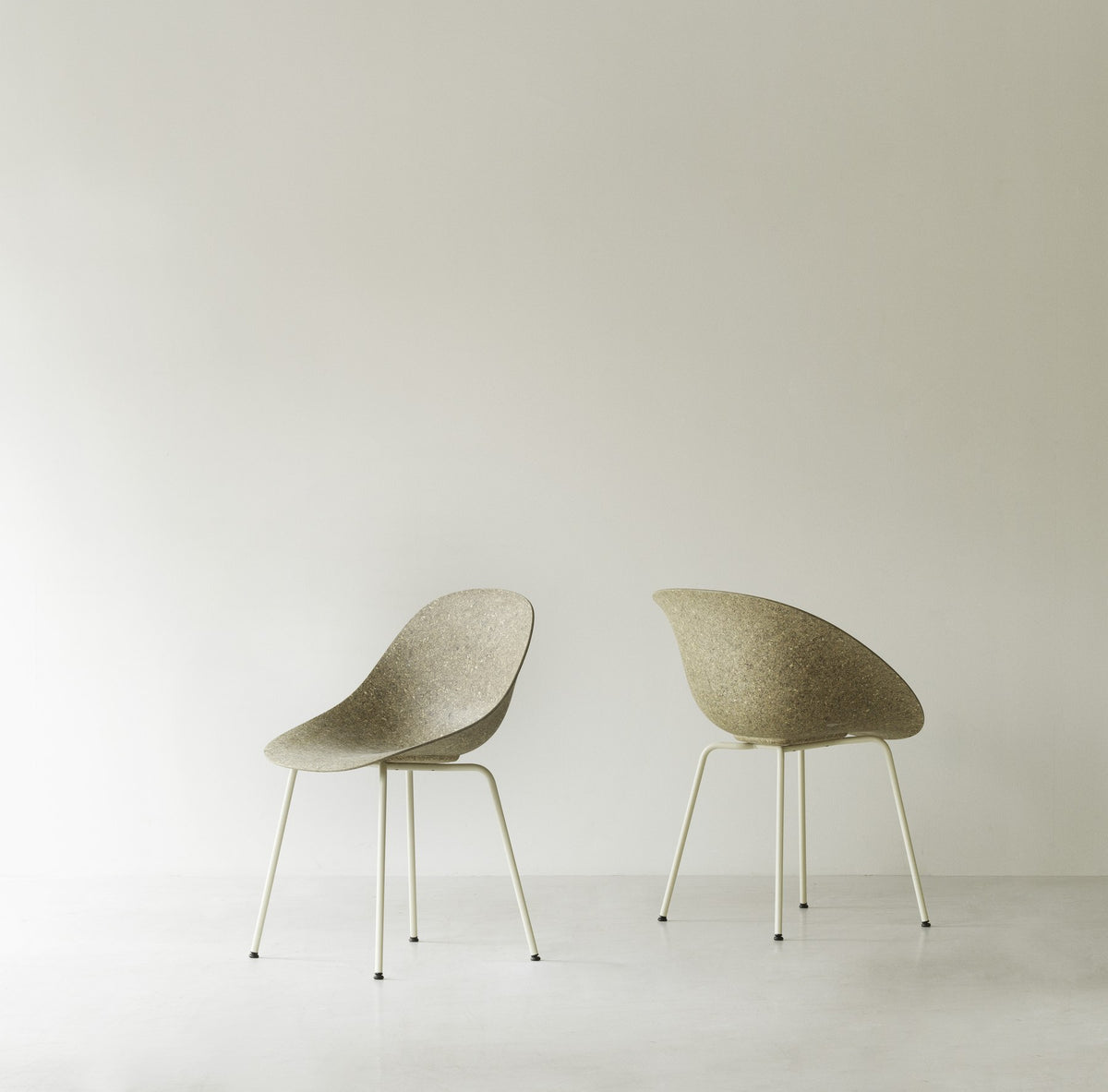 Stuhl Mat von Normann Copenhagen in Creme, Sitzschale aus Hanffasern, vierbeiniges Gestell aus lackiertem Stahl, moderne schlichte Form.