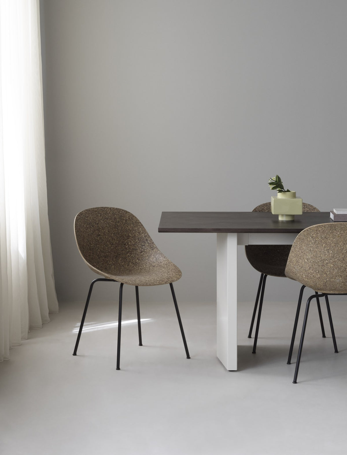 Stuhl Mat von Normann Copenhagen in Creme, Sitzschale aus Hanffasern, vierbeiniges Gestell aus lackiertem Stahl, moderne schlichte Form.