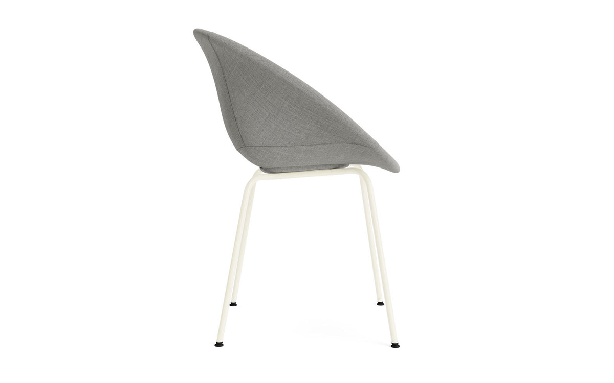 Mat Lehnstuhl vollpolster creme stahl in Remix 133 präsentiert im Onlineshop von KAQTU Design AG. Stuhl mit Armlehne ist von Normann Copenhagen