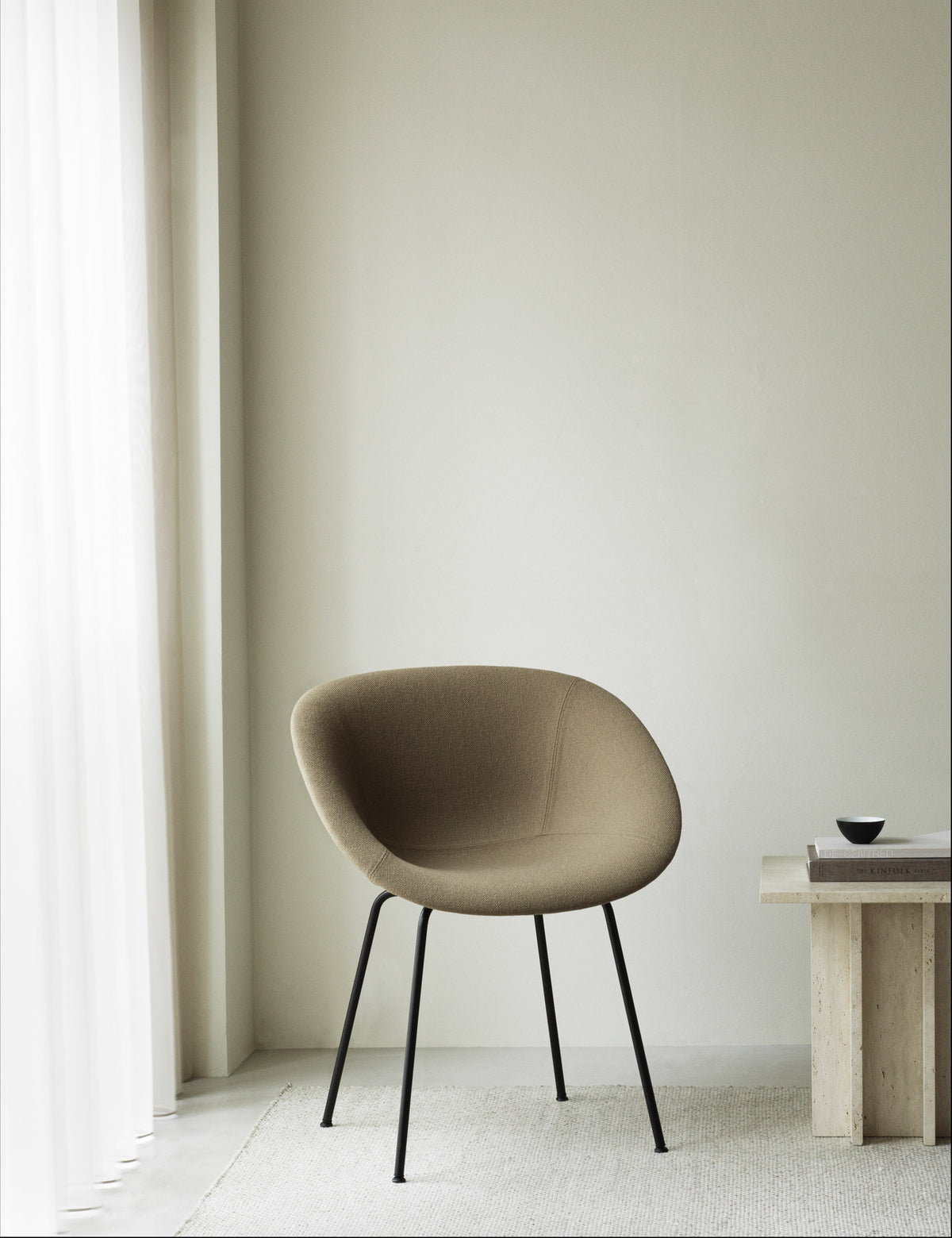 Mat Lehnstuhl vollpolster creme stahl in Remix 133 präsentiert im Onlineshop von KAQTU Design AG. Stuhl mit Armlehne ist von Normann Copenhagen