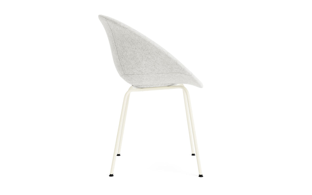Mat Lehnstuhl vollpolster creme stahl in Hallingdal 110 präsentiert im Onlineshop von KAQTU Design AG. Stuhl mit Armlehne ist von Normann Copenhagen