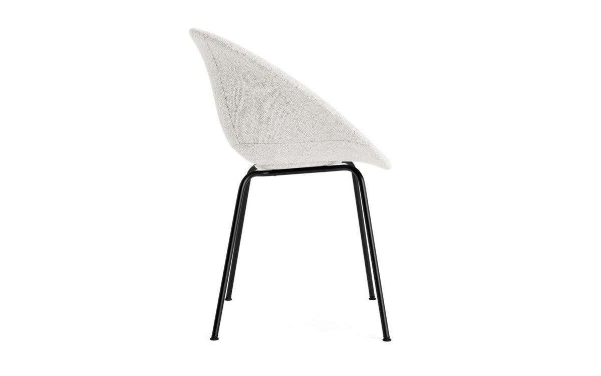 Mat Lehnstuhl vollpolster schwartz stahl in Hallingdal 110 präsentiert im Onlineshop von KAQTU Design AG. Stuhl mit Armlehne ist von Normann Copenhagen