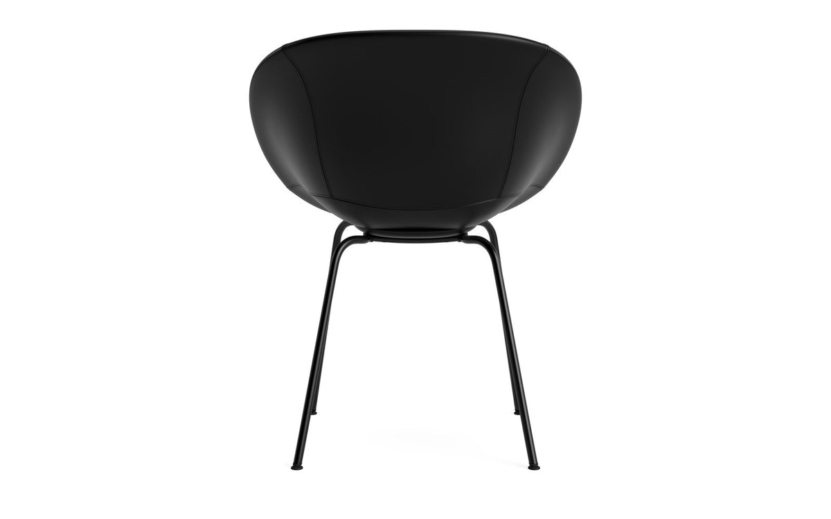Mat Lehnstuhl vollpolster schwartz stahl in Ultra 41599 präsentiert im Onlineshop von KAQTU Design AG. Stuhl mit Armlehne ist von Normann Copenhagen