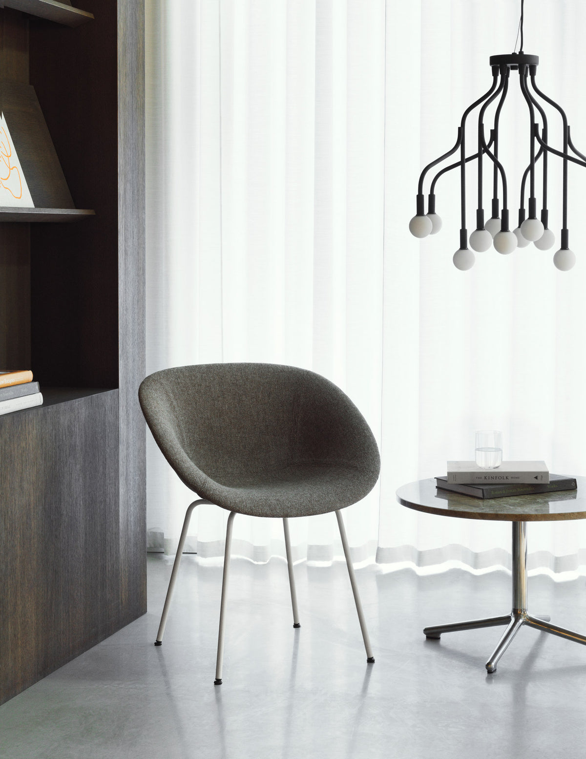 Mat Lehnstuhl vollpolster schwartz stahl in Ultra 41599 präsentiert im Onlineshop von KAQTU Design AG. Stuhl mit Armlehne ist von Normann Copenhagen