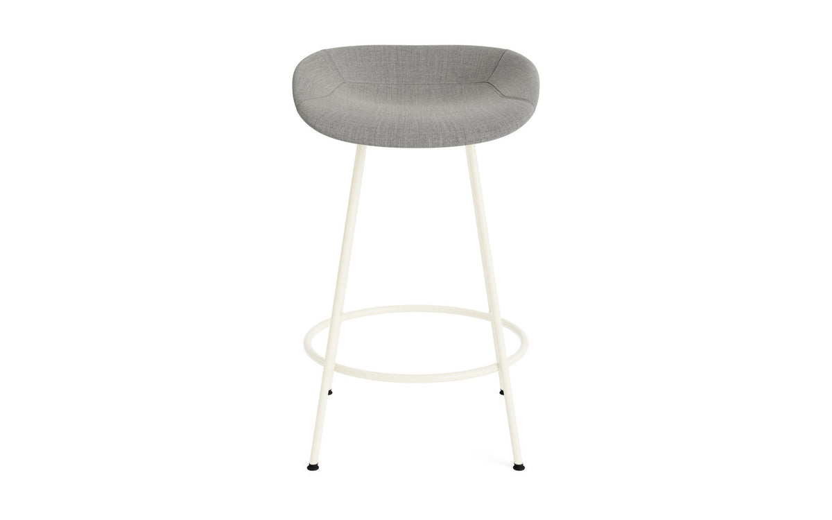 Mat Barstuhl 65 cm vollpolster creme Stahl in Remix 133 präsentiert im Onlineshop von KAQTU Design AG. Barstuhl ist von Normann Copenhagen