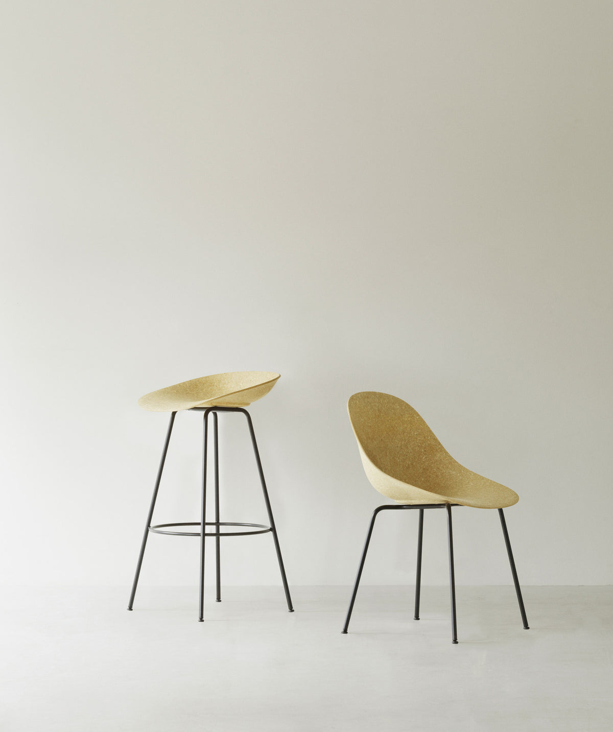 Mat Barstuhl 75 cm vollpolster creme Stahl in Remix 133 präsentiert im Onlineshop von KAQTU Design AG. Barstuhl ist von Normann Copenhagen