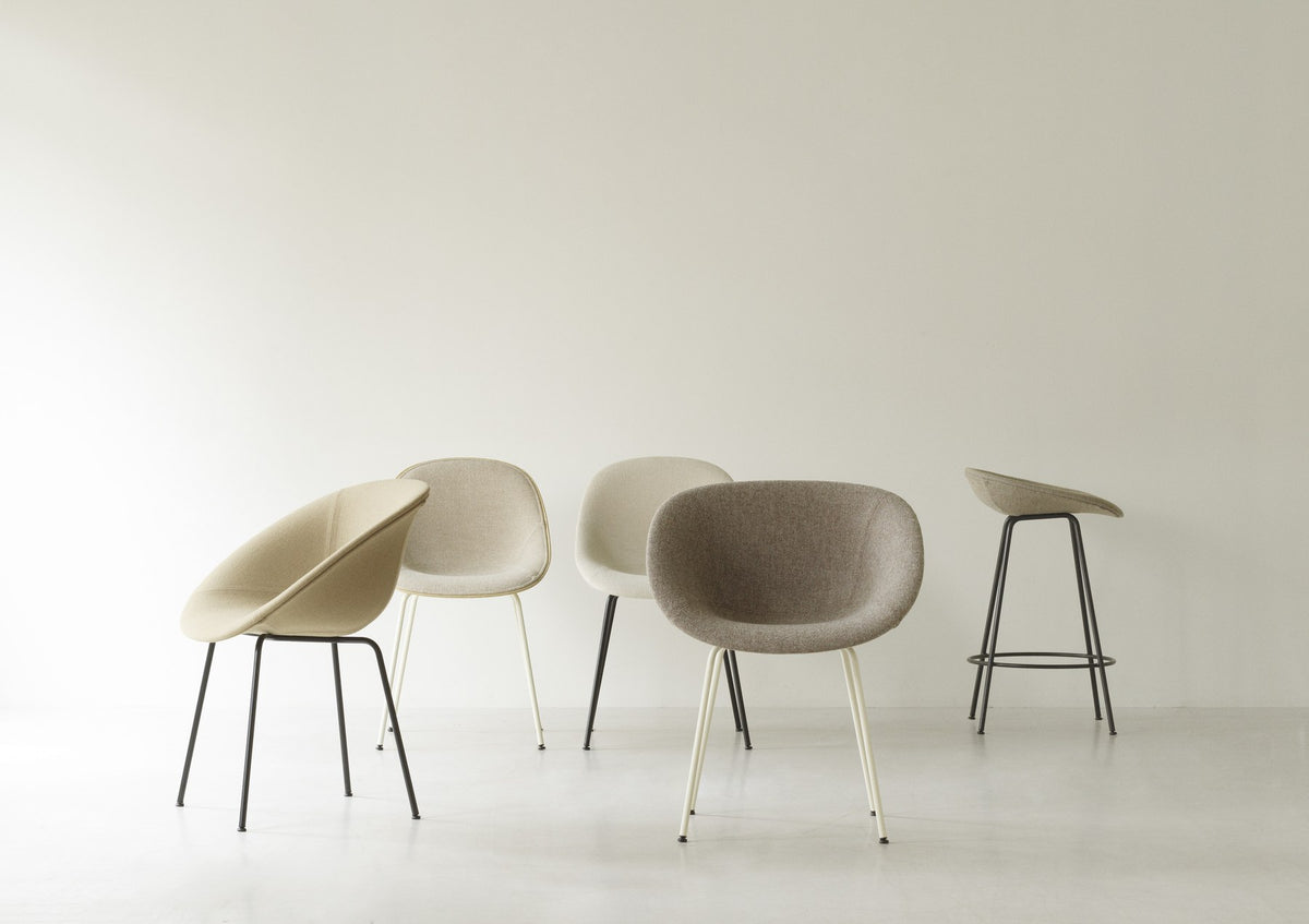 Barstuhl Mat in Creme mit Sitzschale aus Hanf-Bico-Gemisch und Gestell aus pulverbeschichtetem Stahl, Sitzhöhe 75 cm, Frontalansicht.