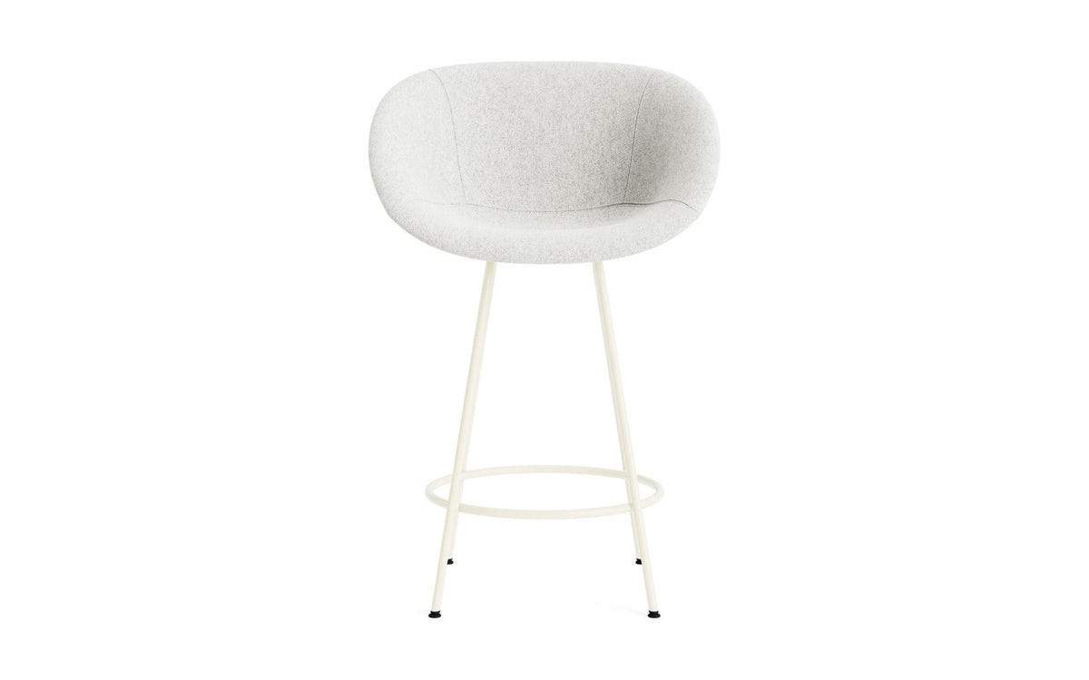 Mat Barstuhl mit Armlehne 65 cm vollpolster creme Stahl in Hallingdal 110 präsentiert im Onlineshop von KAQTU Design AG. Barstuhl ist von Normann Copenhagen