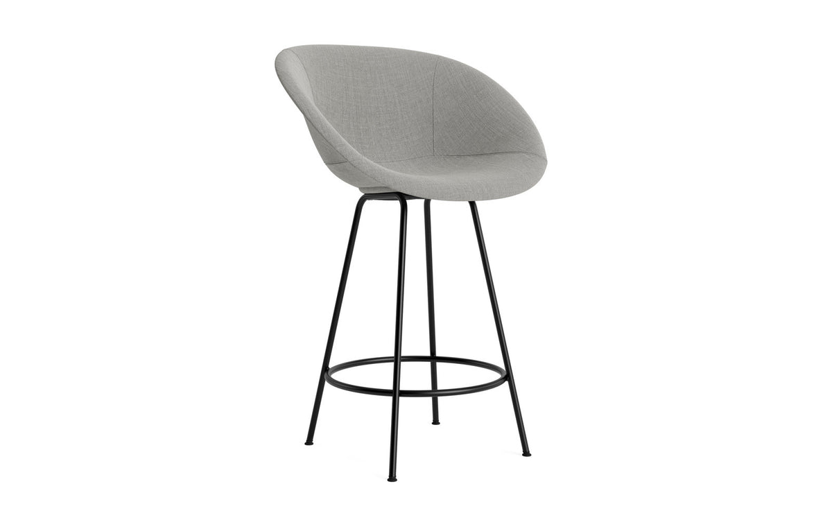 Mat Barstuhl mit Armlehne 65 cm vollpolster schwarzes Stahl in Remix 133 präsentiert im Onlineshop von KAQTU Design AG. Barstuhl ist von Normann Copenhagen