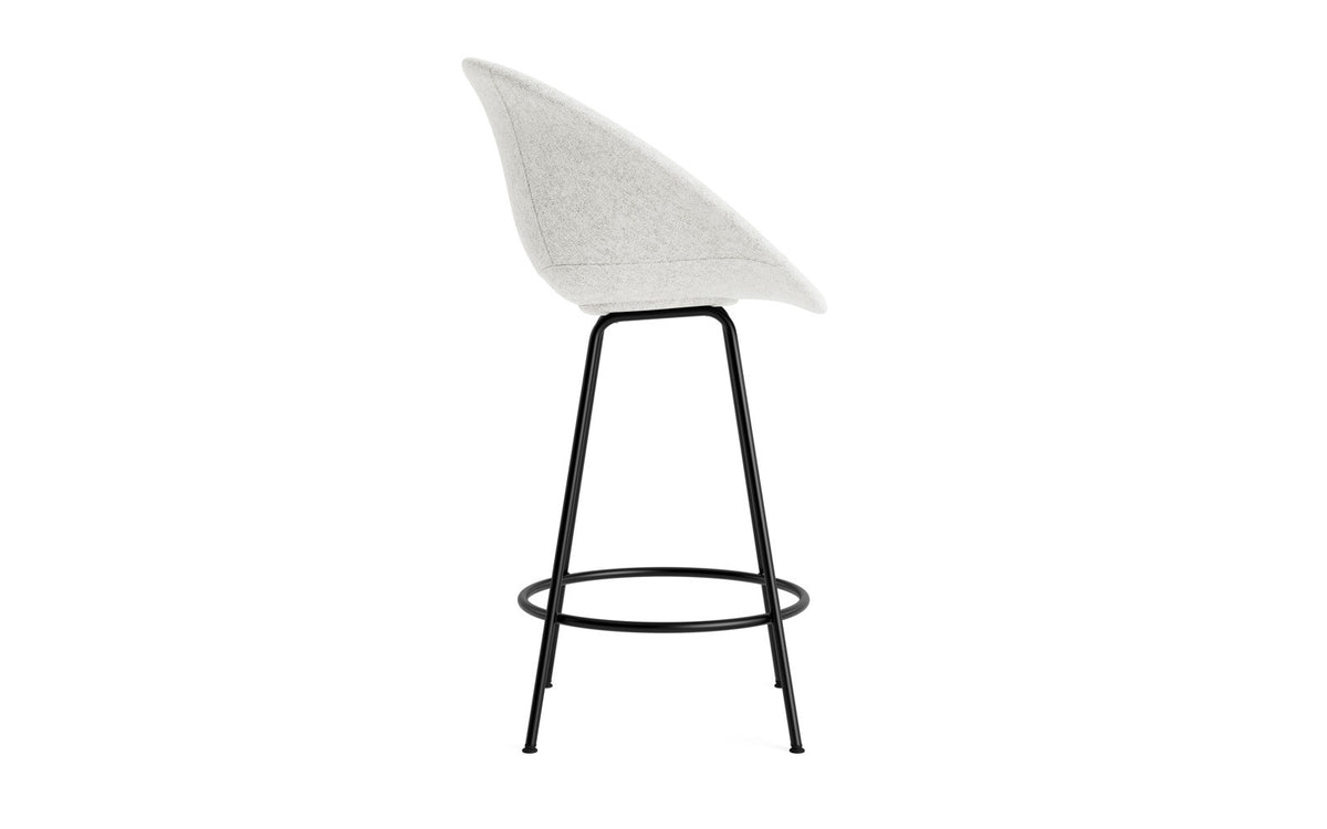 Mat Barstuhl mit Armlehne 65 cm vollpolster schwarzes Stahl in Hallingdal 110 präsentiert im Onlineshop von KAQTU Design AG. Barstuhl ist von Normann Copenhagen