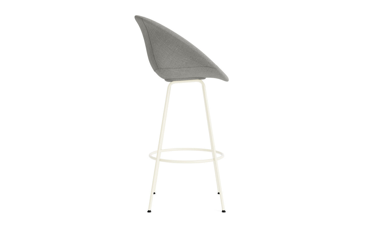 Mat Barstuhl mit Armlehne 75 cm vollpolster creme Stahl in Remix 133 präsentiert im Onlineshop von KAQTU Design AG. Barstuhl ist von Normann Copenhagen