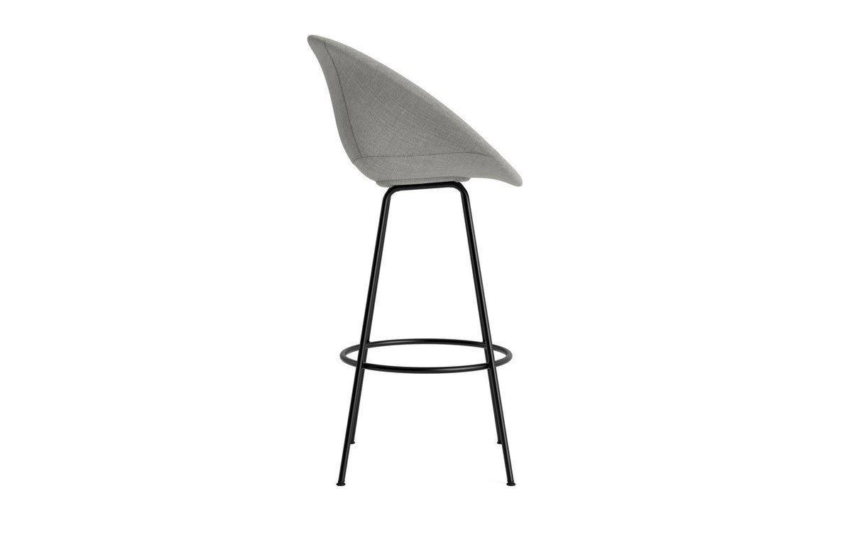 Mat Barstuhl mit Armlehne 75 cm vollpolster schwarzes Stahl in Remix 133 präsentiert im Onlineshop von KAQTU Design AG. Barstuhl ist von Normann Copenhagen