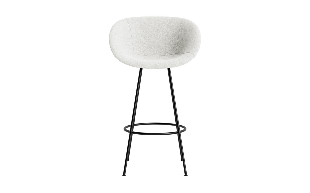 Mat Barstuhl mit Armlehne 75 cm vollpolster schwarzes Stahl in Hallingdal 110 präsentiert im Onlineshop von KAQTU Design AG. Barstuhl ist von Normann Copenhagen