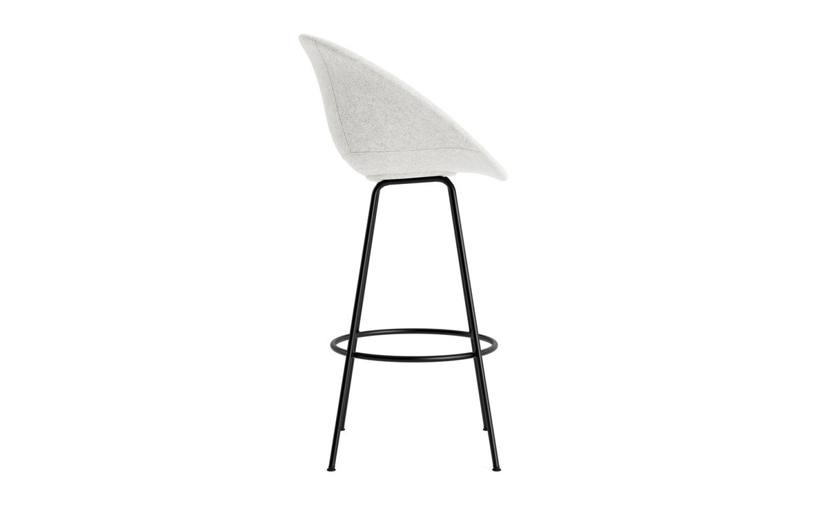 Mat Barstuhl mit Armlehne 75 cm vollpolster schwarzes Stahl in Hallingdal 110 präsentiert im Onlineshop von KAQTU Design AG. Barstuhl ist von Normann Copenhagen