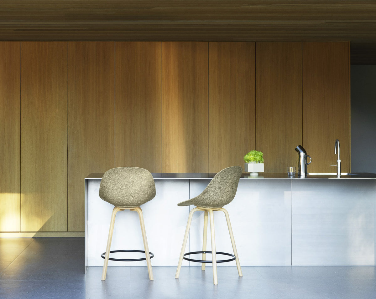 Barstuhl Mat von Normann Copenhagen mit Sitzschale aus Hanffasern, Gestell aus Buchenholz und schwarzer Fussstützenring, Frontpolster in Braun.