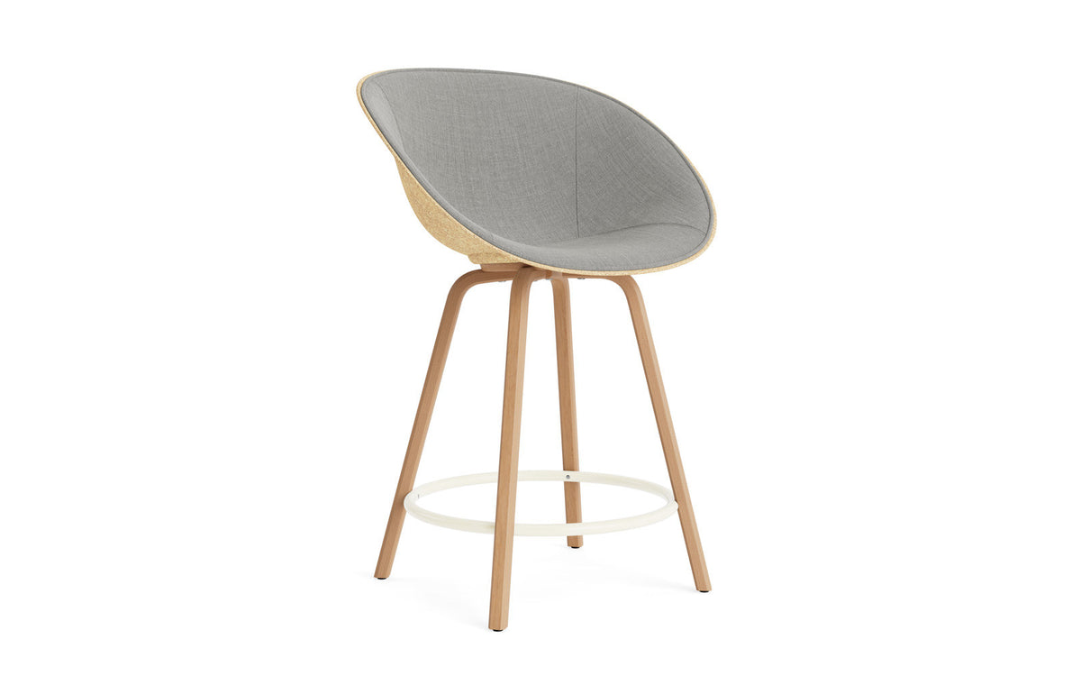 Mat Barstuhl mit Armlehne 65 cm Frontpolster Hanffasern Buchenholz/creme in Remix 133 präsentiert im Onlineshop von KAQTU Design AG. Barstuhl ist von Normann Copenhagen