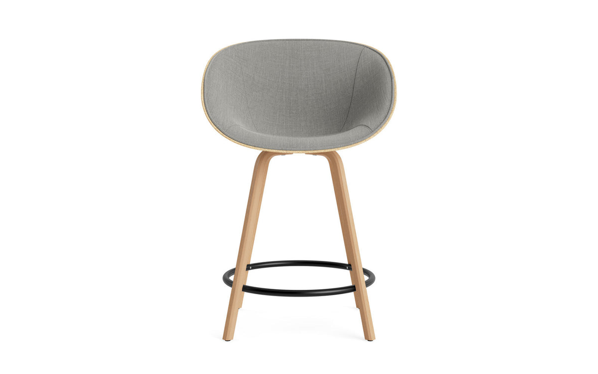Mat Barstuhl mit Armlehne 65 cm Frontpolster Hanffasern Buchenholz/schwarz in Remix 133 präsentiert im Onlineshop von KAQTU Design AG. Barstuhl ist von Normann Copenhagen