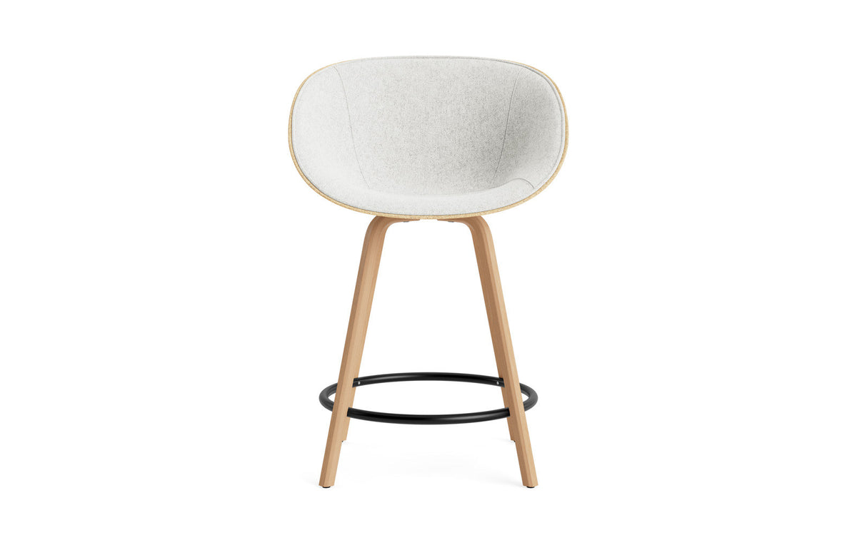 Mat Barstuhl mit Armlehne 65 cm Frontpolster Hanffasern Buchenholz/schwarz in Hallingdal 110 präsentiert im Onlineshop von KAQTU Design AG. Barstuhl ist von Normann Copenhagen