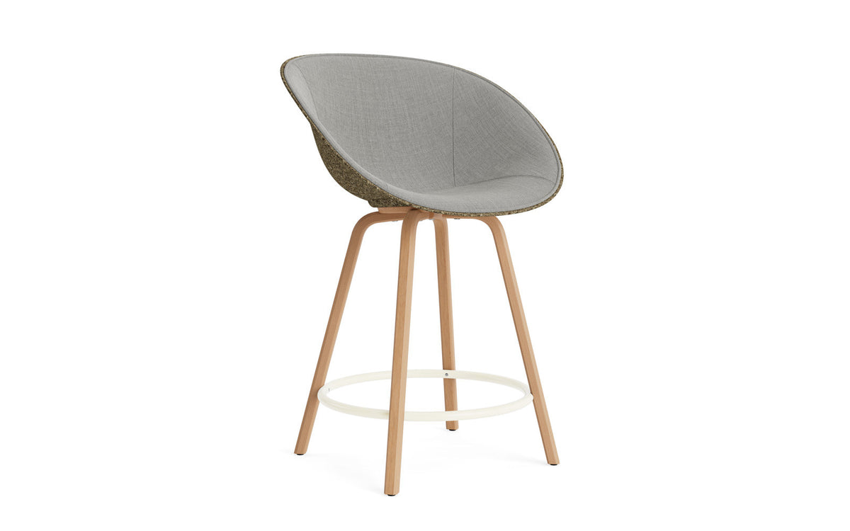 Mat Barstuhl mit Armlehne 65 cm Frontpolster Seegras Buchenholz/creme in Remix 133 präsentiert im Onlineshop von KAQTU Design AG. Barstuhl ist von Normann Copenhagen
