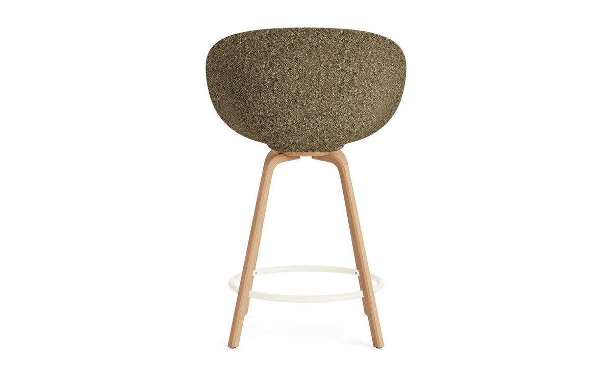 Mat Barstuhl mit Armlehne 65 cm Frontpolster Seegras Buchenholz/creme in Remix 133 präsentiert im Onlineshop von KAQTU Design AG. Barstuhl ist von Normann Copenhagen