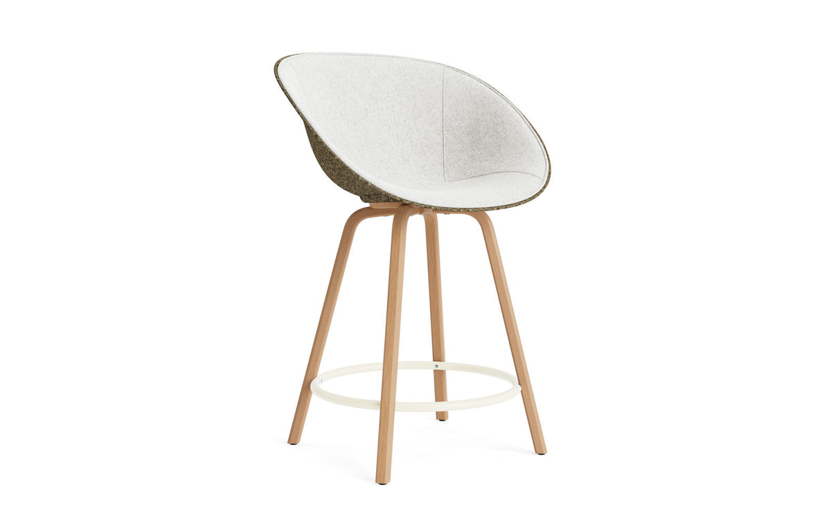 Mat Barstuhl mit Armlehne 65 cm Frontpolster Seegras Buchenholz/creme in Hallingdal 110 präsentiert im Onlineshop von KAQTU Design AG. Barstuhl ist von Normann Copenhagen