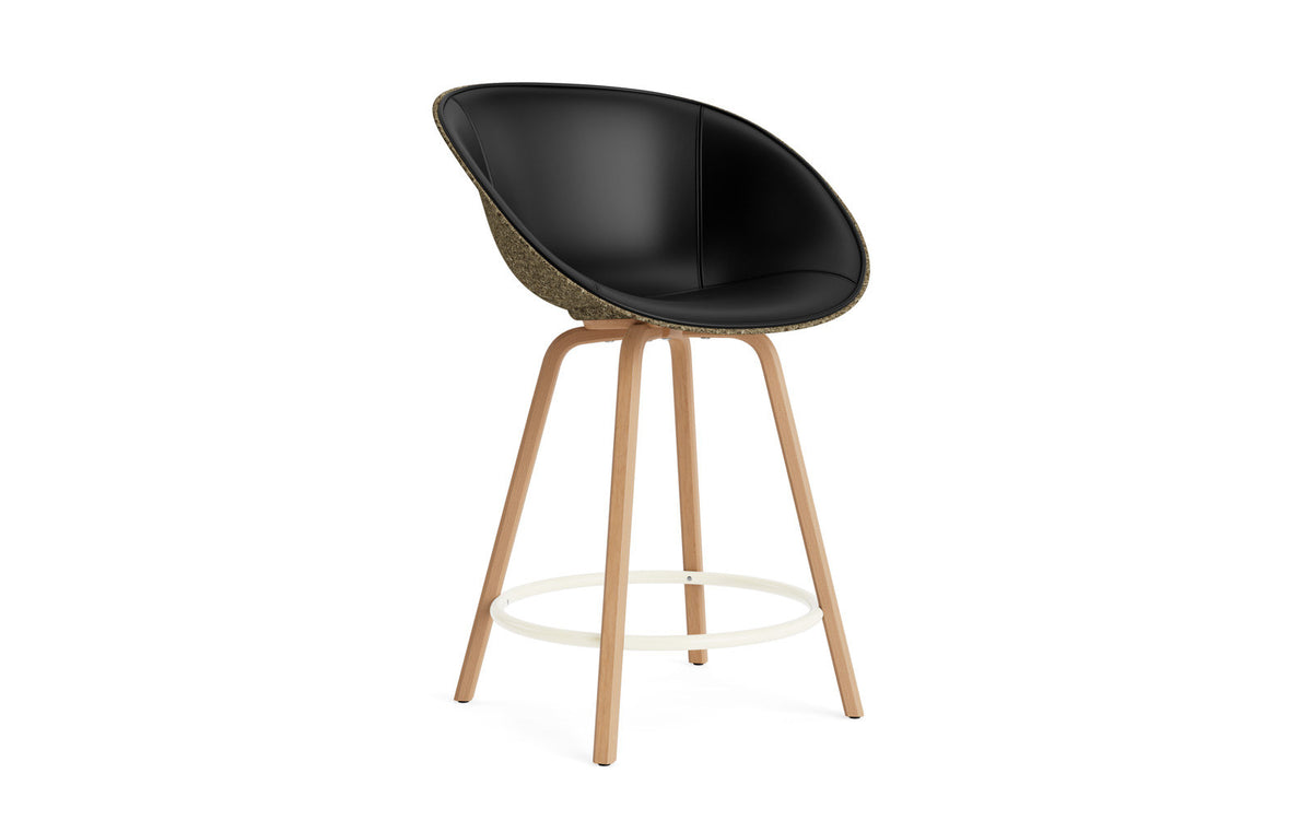 Mat Barstuhl mit Armlehne 65 cm Frontpolster Seegras Buchenholz/creme in Ultra 41599 präsentiert im Onlineshop von KAQTU Design AG. Barstuhl ist von Normann Copenhagen