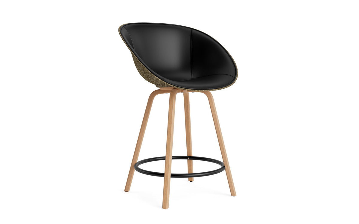 Mat Barstuhl mit Armlehne 65 cm Frontpolster Seegras Buchenholz/schwarz in Ultra 41599 präsentiert im Onlineshop von KAQTU Design AG. Barstuhl ist von Normann Copenhagen