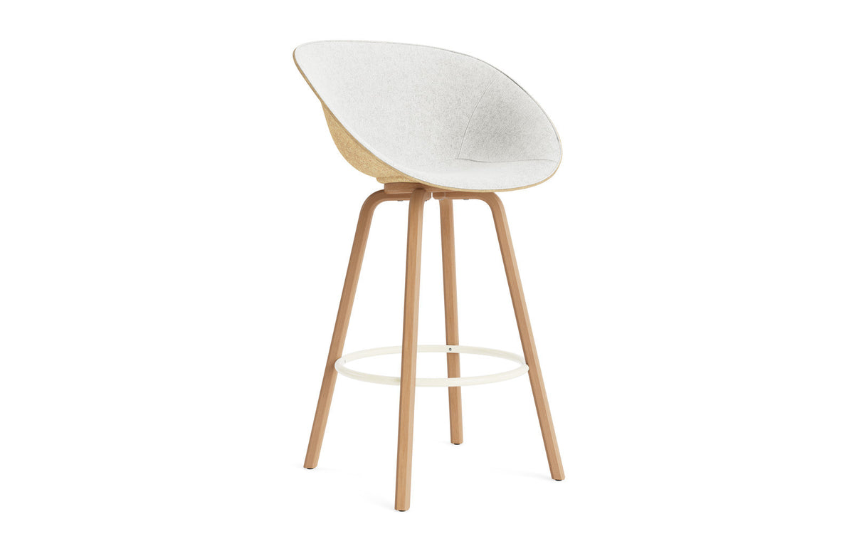Mat Barstuhl mit Armlehne 75 cm Frontpolster Hanffasern Buchenholz/creme in Hallingdal 110 präsentiert im Onlineshop von KAQTU Design AG. Barstuhl ist von Normann Copenhagen