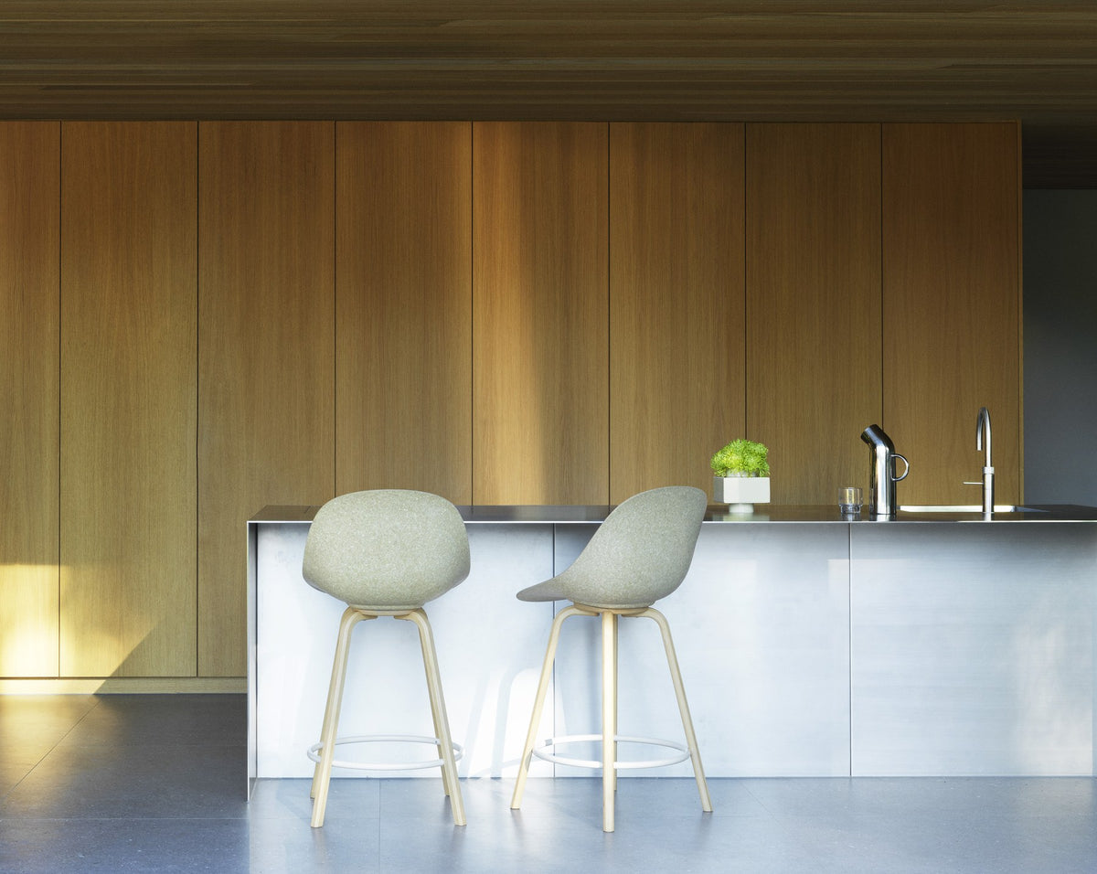 Barstuhl mit Armlehne, Sitzschale aus Hanffasern in Beige, Gestell aus Buchenholz mit schwarzer Fussstütze, Sitzhöhe 75 cm.