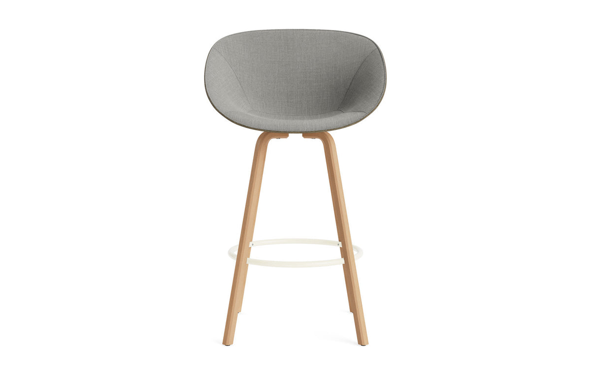 Mat Barstuhl mit Armlehne 75 cm Frontpolster Seegras Buchenholz/creme in Remix 133 präsentiert im Onlineshop von KAQTU Design AG. Barstuhl ist von Normann Copenhagen