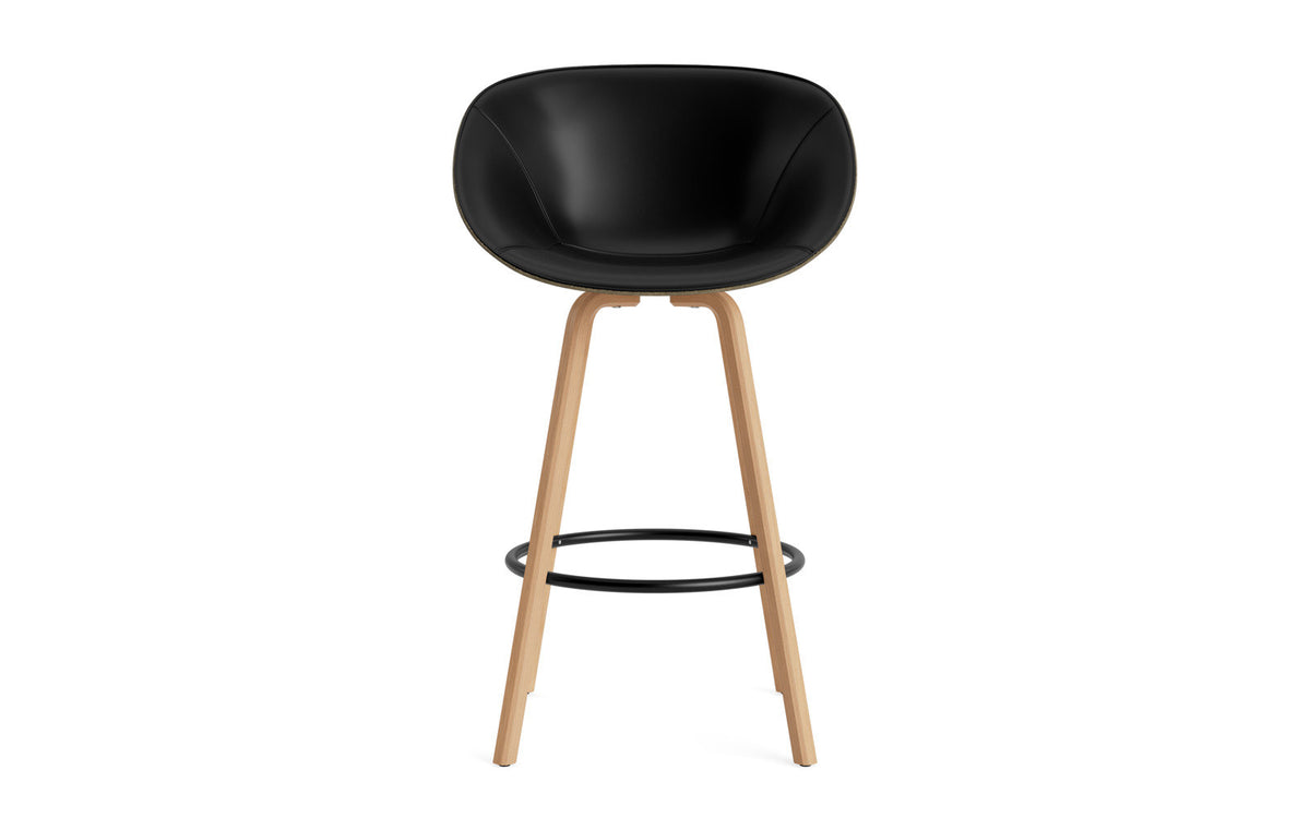 Mat Barstuhl mit Armlehne 75 cm Frontpolster Seegras Buchenholz/schwarz in Ultra 41599 präsentiert im Onlineshop von KAQTU Design AG. Barstuhl ist von Normann Copenhagen