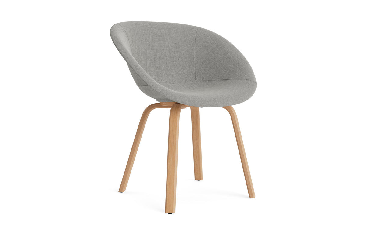 Mat Lehnstuhl vollpolster Buchenholz in Remix 133 präsentiert im Onlineshop von KAQTU Design AG. Stuhl mit Armlehne ist von Normann Copenhagen