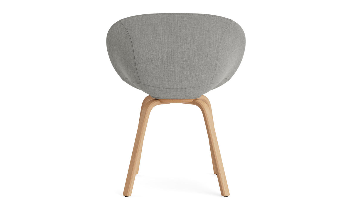 Mat Lehnstuhl vollpolster Buchenholz in Remix 133 präsentiert im Onlineshop von KAQTU Design AG. Stuhl mit Armlehne ist von Normann Copenhagen