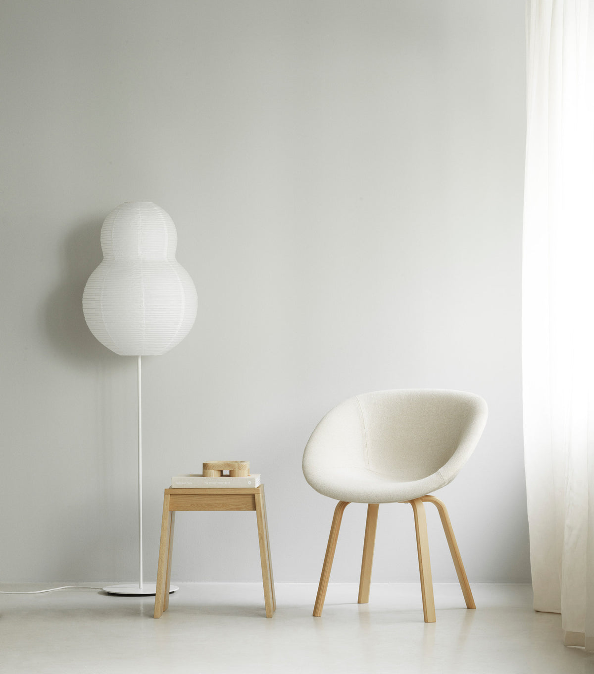Mat Lehnstuhl vollpolster Buchenholz in Remix 133 präsentiert im Onlineshop von KAQTU Design AG. Stuhl mit Armlehne ist von Normann Copenhagen