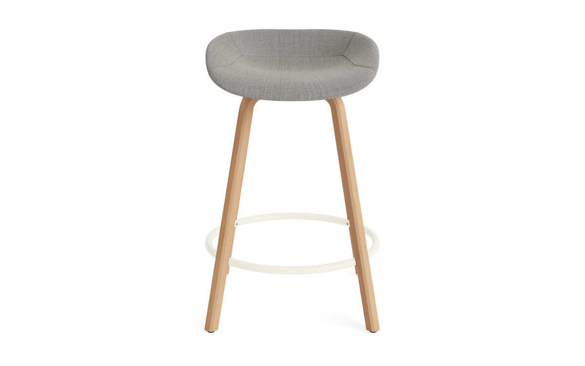 Mat Barstuhl 65 cm vollpolster Buchenholz/creme in Remix 133 präsentiert im Onlineshop von KAQTU Design AG. Barstuhl ist von Normann Copenhagen