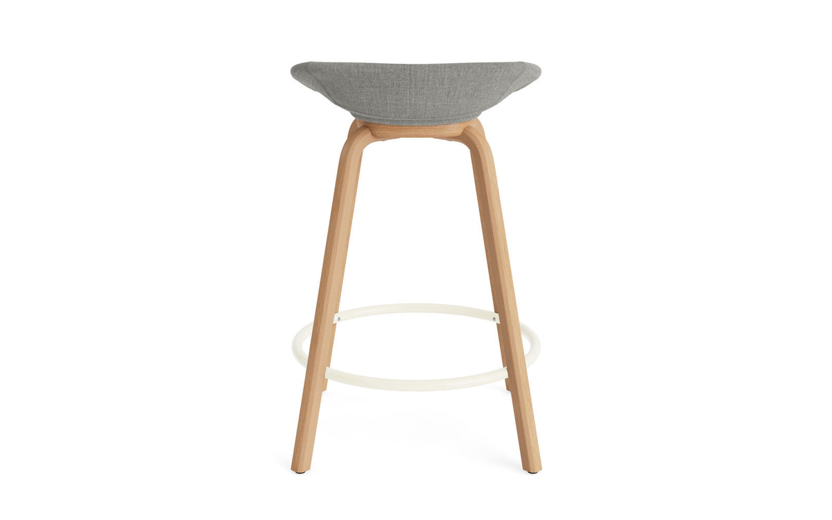 Mat Barstuhl 65 cm vollpolster Buchenholz/creme in Remix 133 präsentiert im Onlineshop von KAQTU Design AG. Barstuhl ist von Normann Copenhagen