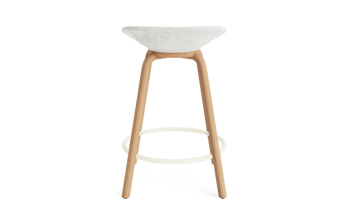 Mat Barstuhl 65 cm vollpolster Buchenholz/creme in Hallingdal 110 präsentiert im Onlineshop von KAQTU Design AG. Barstuhl ist von Normann Copenhagen