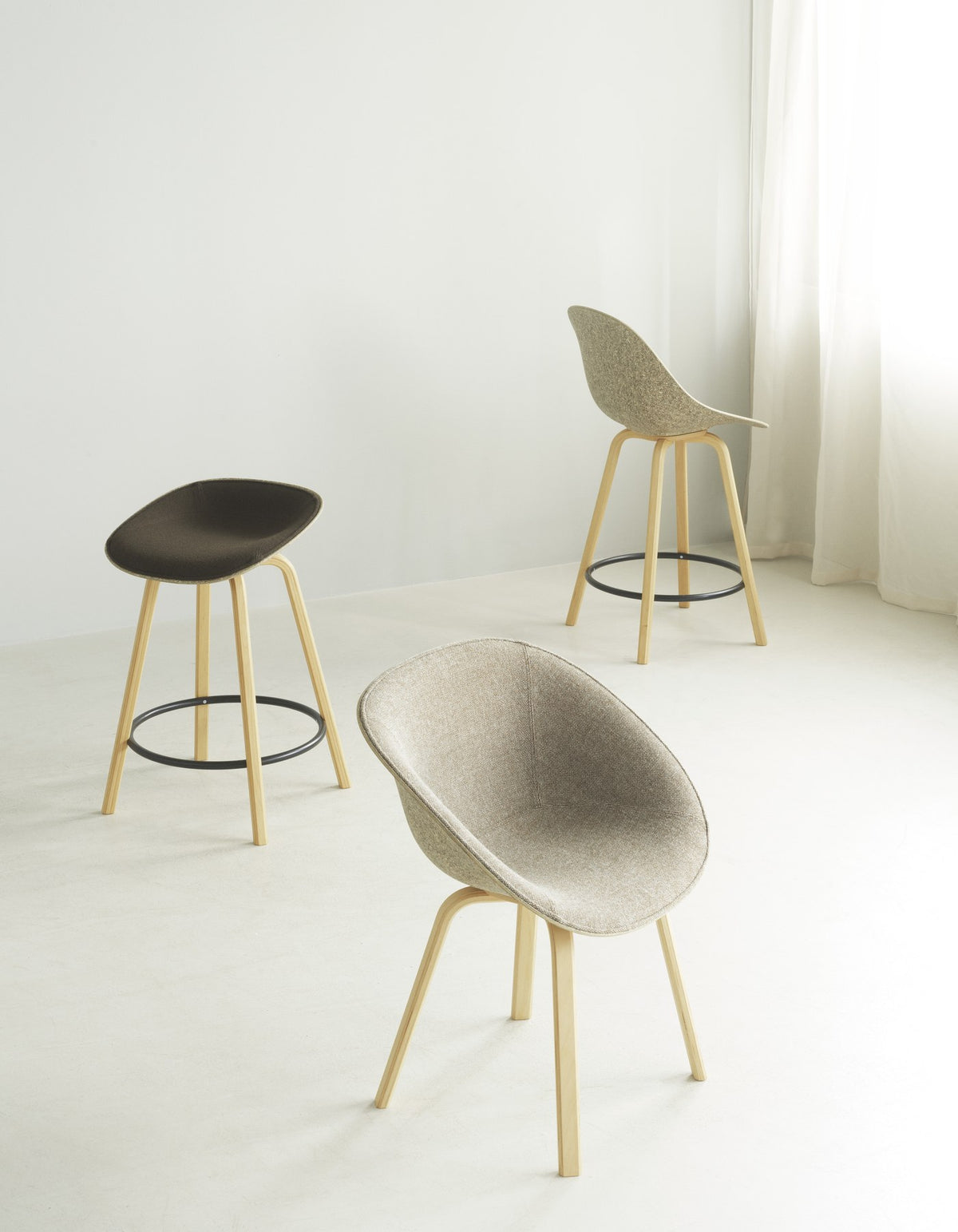 Barstuhl Mat von Normann Copenhagen mit gepolsterter Hanfschale, Gestell aus Buchenholz und schwarzer Fussstütze, Sitzhöhe 65 cm.