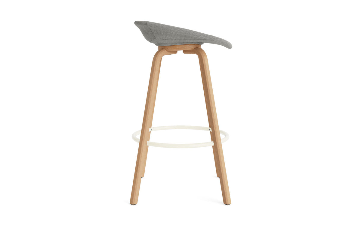 Mat Barstuhl 75 cm vollpolster Buchenholz/creme in Remix 133 präsentiert im Onlineshop von KAQTU Design AG. Barstuhl ist von Normann Copenhagen