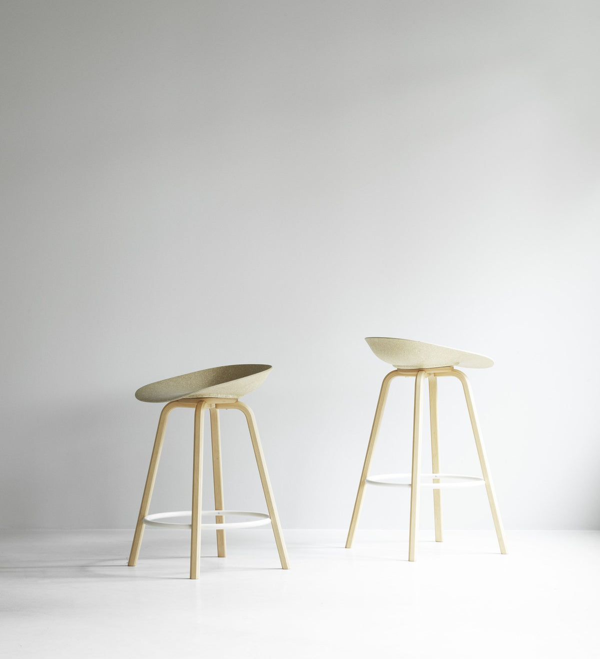 Barstuhl Mat von Normann Copenhagen mit cremefarbenem Buchenholzgestell, runder Sitzschale aus Hanf und Fussstützring aus Stahl.