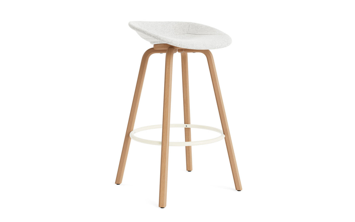 Mat Barstuhl 75 cm vollpolster Buchenholz/creme in Hallingdal 110 präsentiert im Onlineshop von KAQTU Design AG. Barstuhl ist von Normann Copenhagen