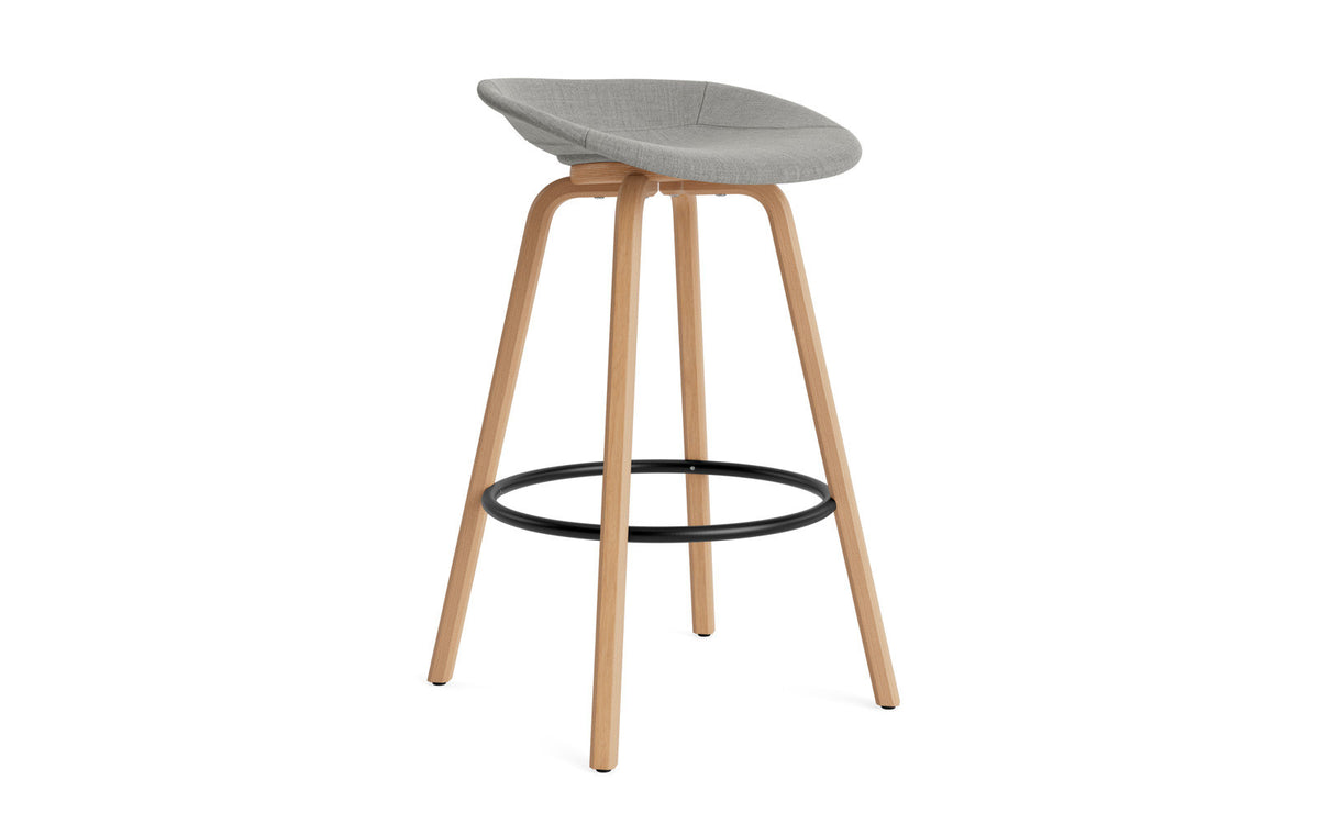 Mat Barstuhl 75 cm vollpolster Buchenholz/schwarz in Remix 133 präsentiert im Onlineshop von KAQTU Design AG. Barstuhl ist von Normann Copenhagen