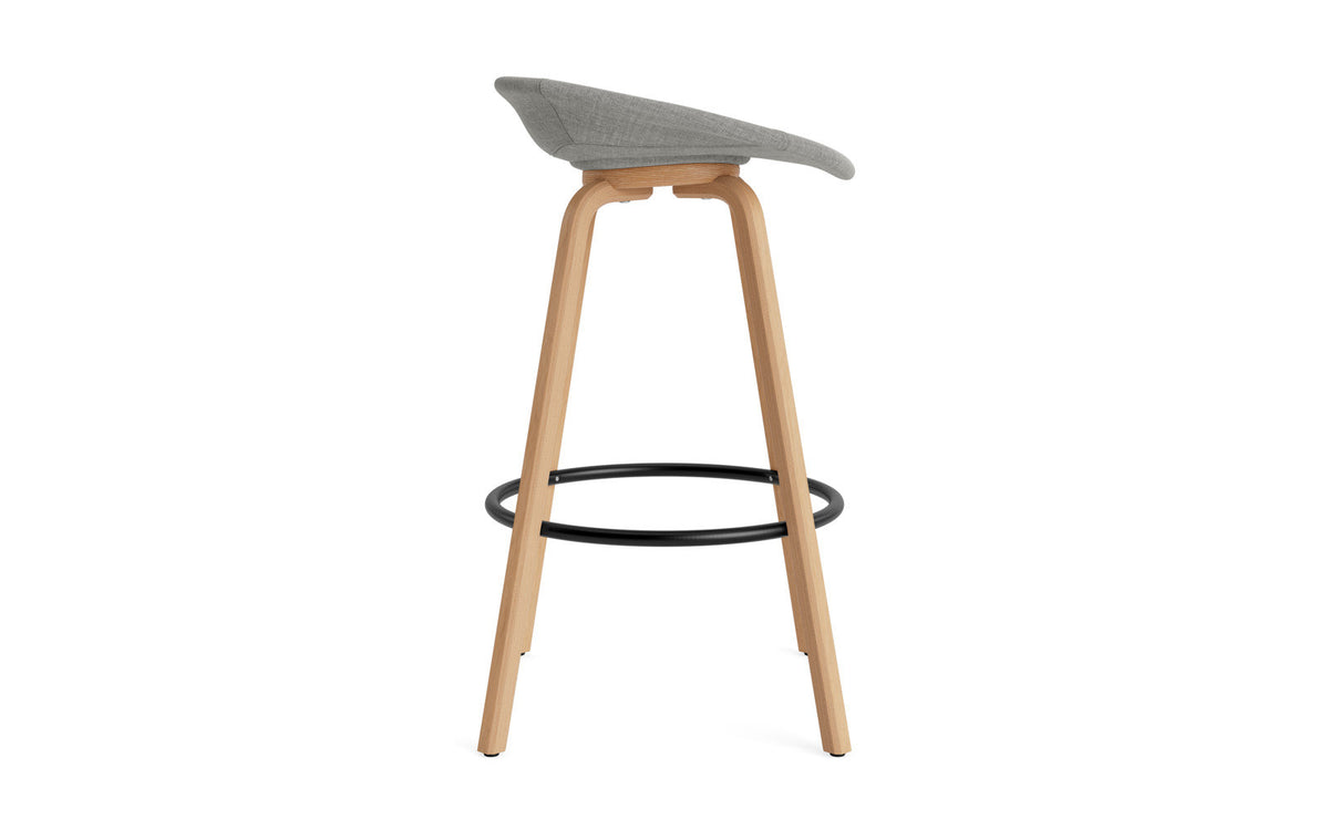 Mat Barstuhl 75 cm vollpolster Buchenholz/schwarz in Remix 133 präsentiert im Onlineshop von KAQTU Design AG. Barstuhl ist von Normann Copenhagen
