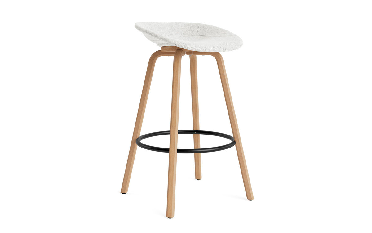 Mat Barstuhl 75 cm vollpolster Buchenholz/schwarz in Hallingdal 110 präsentiert im Onlineshop von KAQTU Design AG. Barstuhl ist von Normann Copenhagen